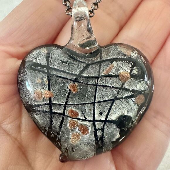 Grey  and black glass heart pendant necklace - Picture 3 of 9